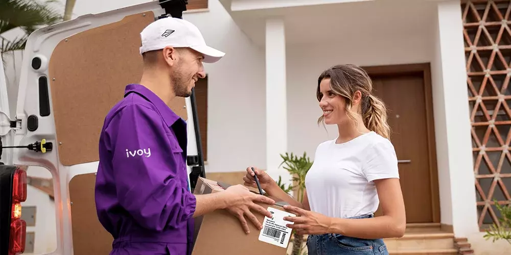 Mensajero haciendo entrega de paquetería a una chica